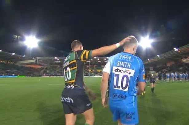 Fin Smith e Dan Biggar lasciano il campo insieme