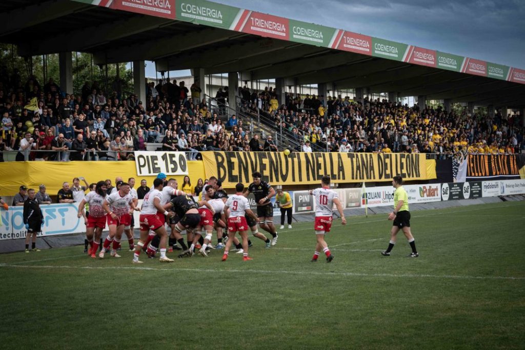 Gli spalti dello Zaffanella colorati di giallonero