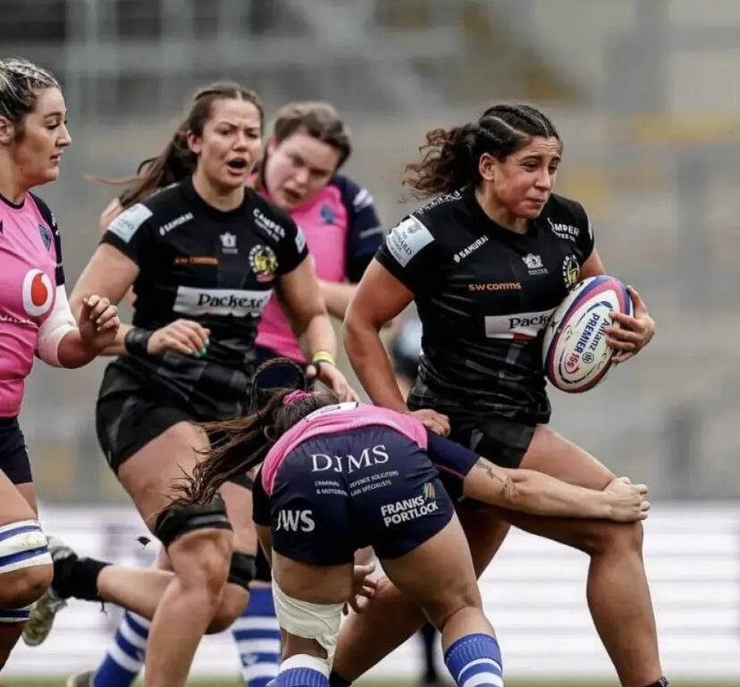 Silvia Turani con la maglia delle Exeter Chiefs, rompe un placcaggio