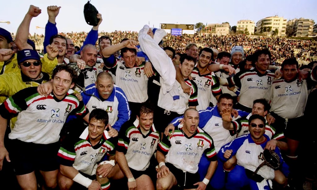 Gli Azzurri celebrano la vittoria all'esordio nel Sei Nazioni 
